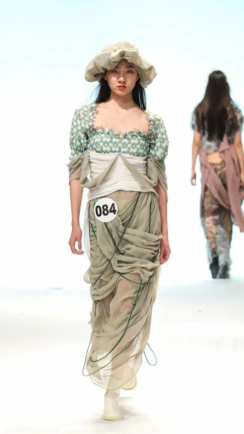 東華大學(xué)2017級(jí)服裝設(shè)計(jì)專(zhuān)業(yè)畢業(yè)秀 一場(chǎng)關(guān)于傳承、思辨與未來(lái)的時(shí)尚對(duì)話(huà)